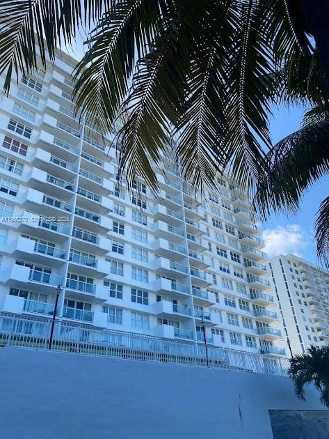 5601 Collins Ave # 1524, Miami Beach FL 33140 — 25