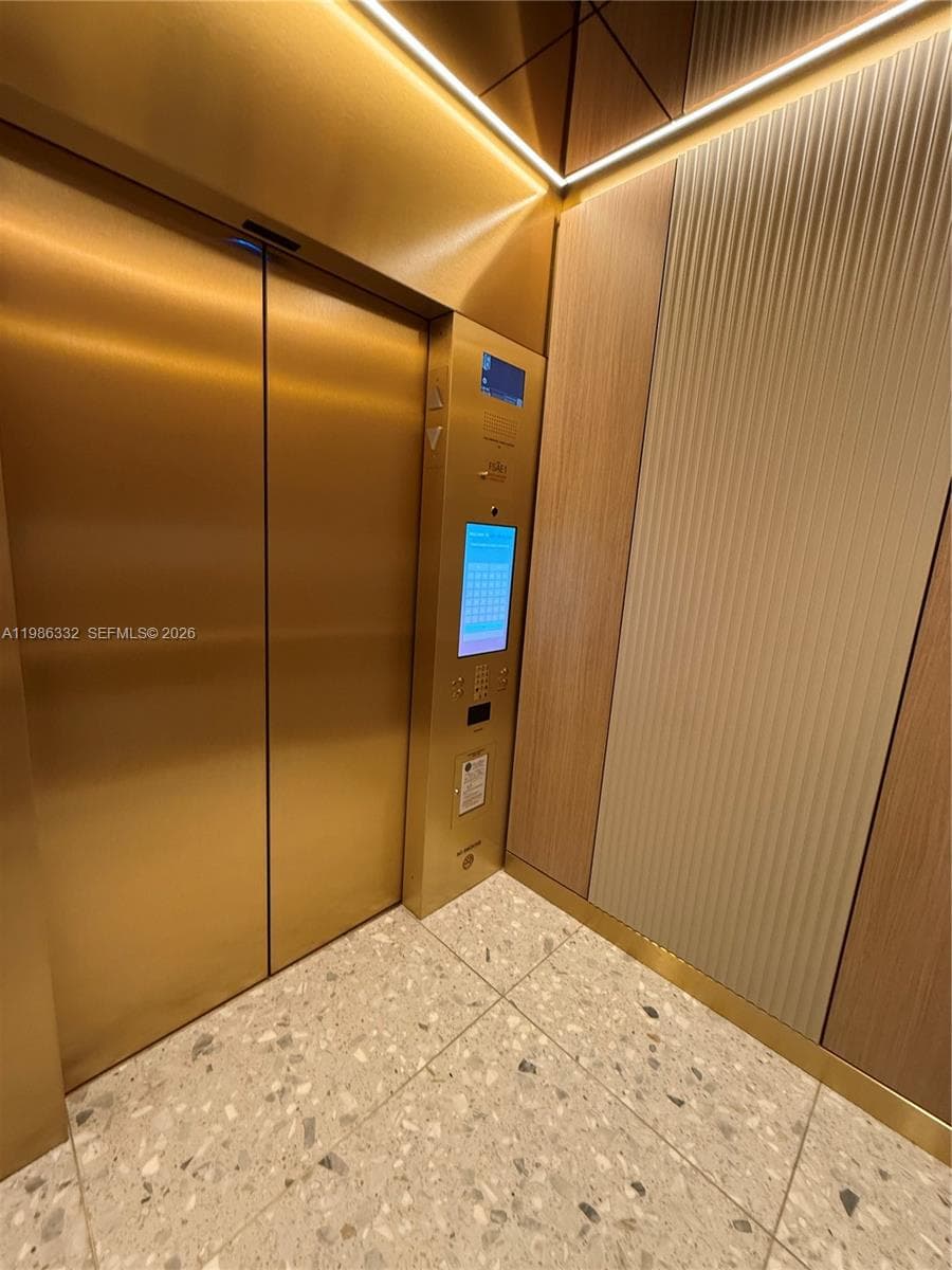 77 SE 5 St # 2015, Miami FL 33131 — 62
