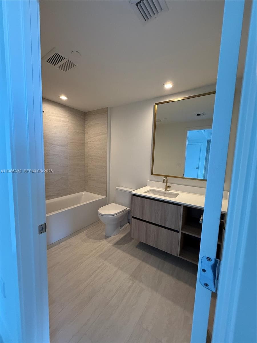 77 SE 5 St # 2015, Miami FL 33131 — 23