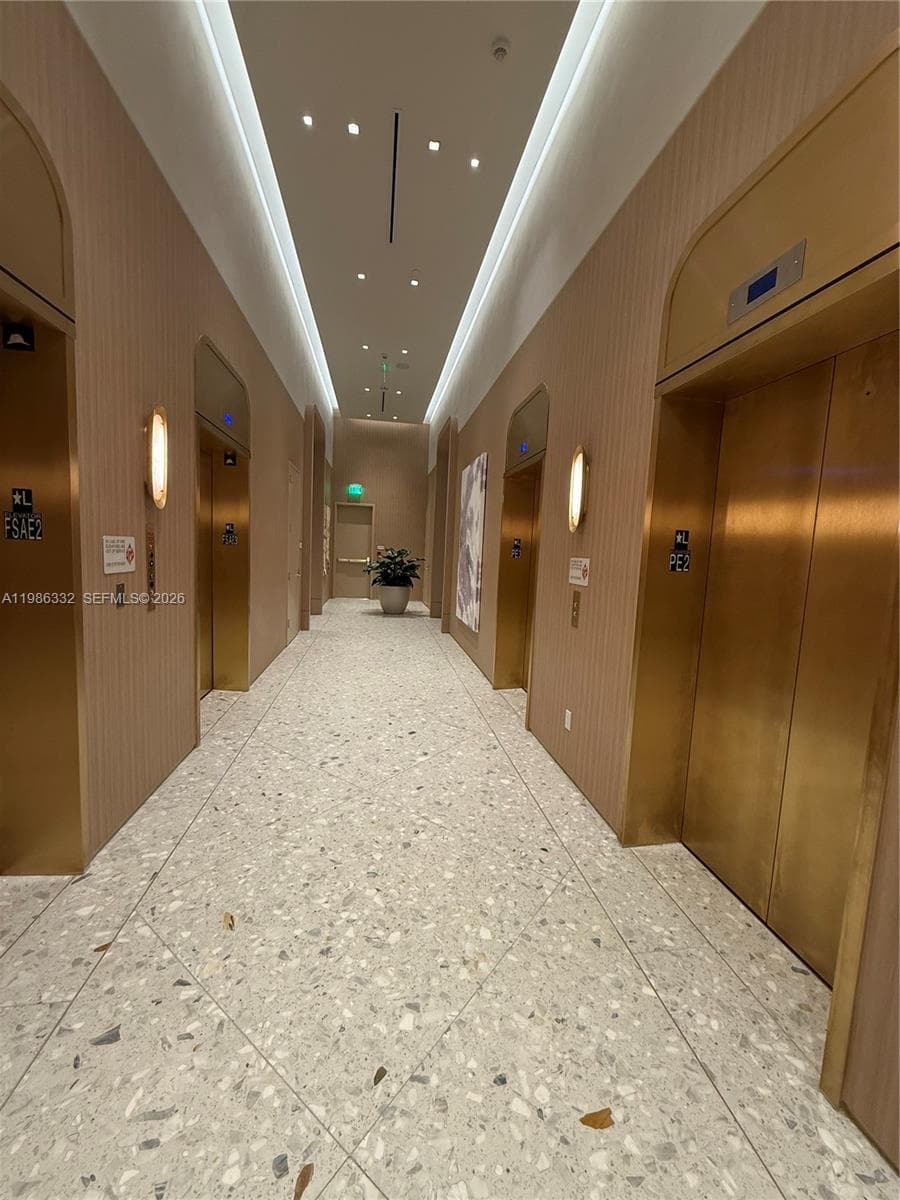 77 SE 5 St # 2015, Miami FL 33131 — 66