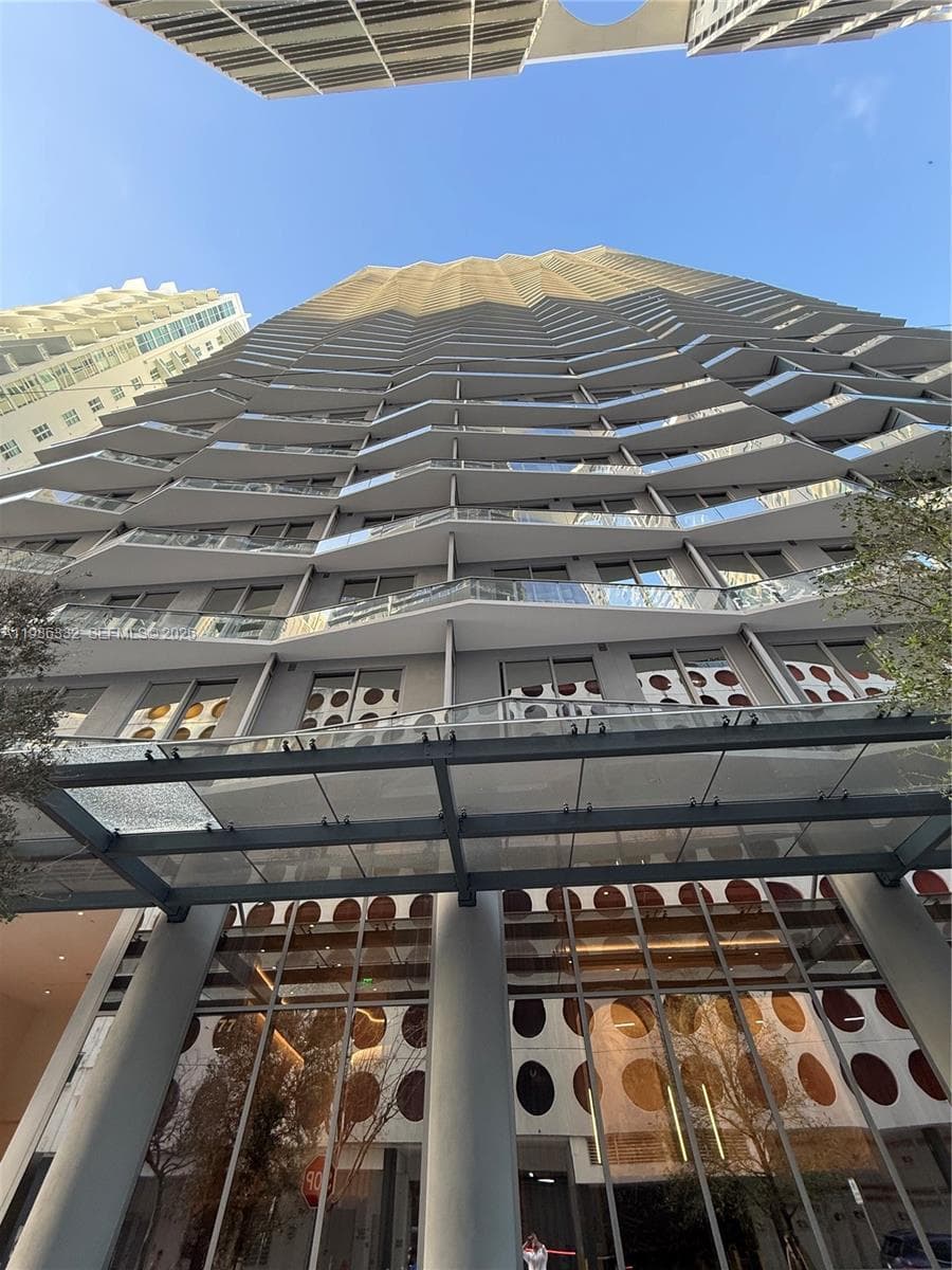 77 SE 5 St # 2015, Miami FL 33131 — 69