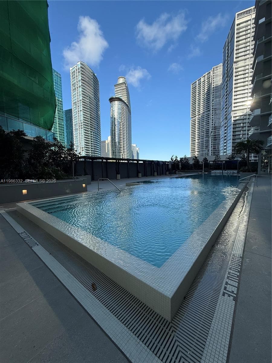 77 SE 5 St # 2015, Miami FL 33131 — 33