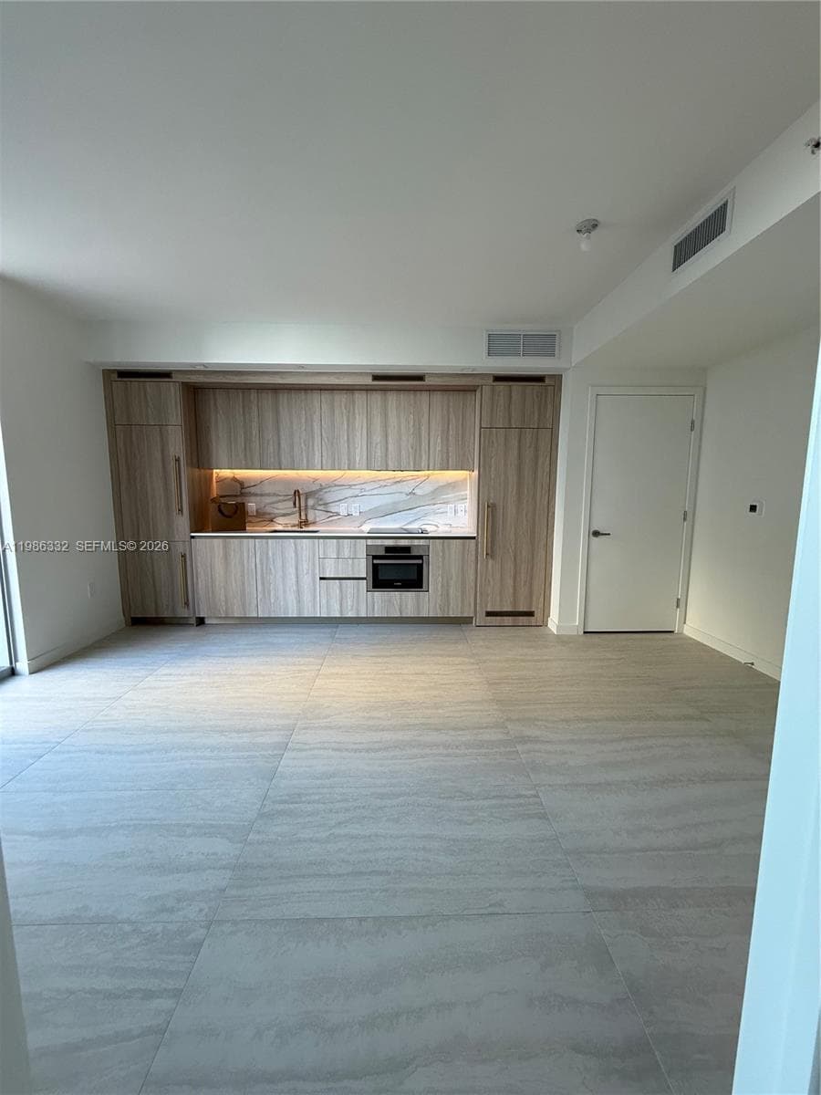 77 SE 5 St # 2015, Miami FL 33131 — 25