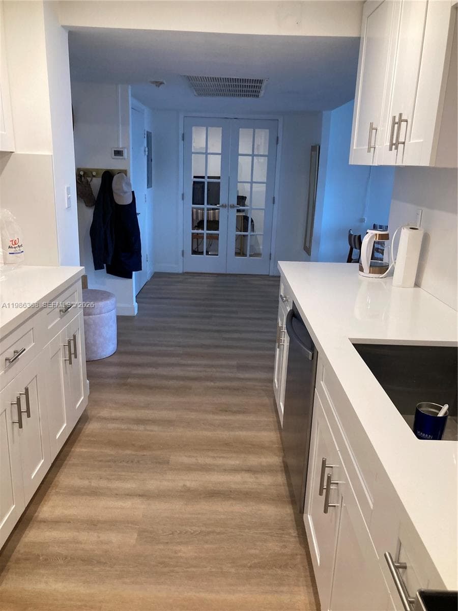 5401 Collins Ave # 320, Miami Beach FL 33140 — 24