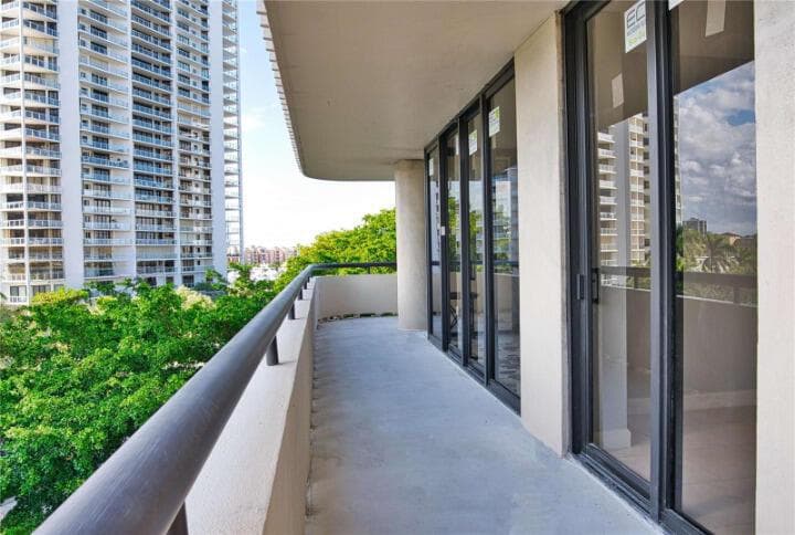 19355 Turnberry Way # 3d, Miami FL 33180 — 18