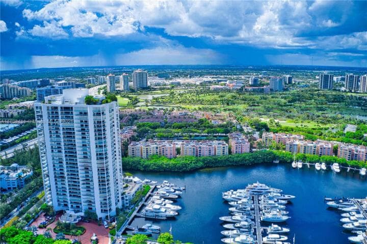 19355 Turnberry Way # 3d, Miami FL 33180 — 37