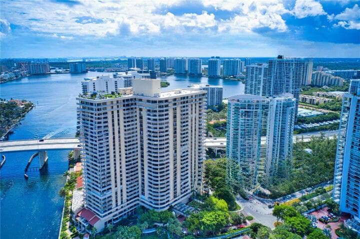 19355 Turnberry Way # 3d, Miami FL 33180 — 40