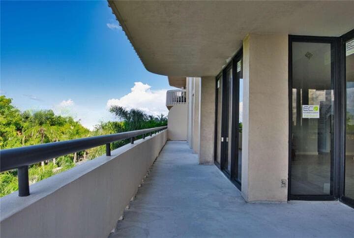 19355 Turnberry Way # 3d, Miami FL 33180 — 35