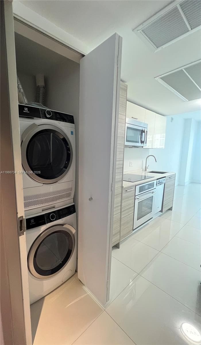1300 Brickell Bay Dr # 1606, Miami FL 33131 — 13