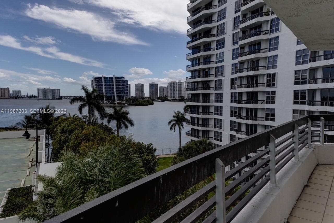 3600 Mystic Pointe Dr # 613, Aventura FL 33180 — 2