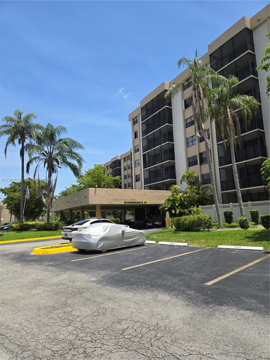 900 NE 195th St # 709, Miami FL 33179 — 17