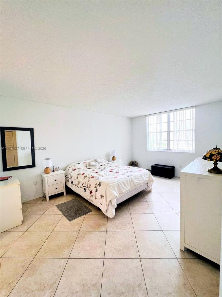 300 Bayview Dr # 915, Sunny Isles Beach FL 33160 — 17