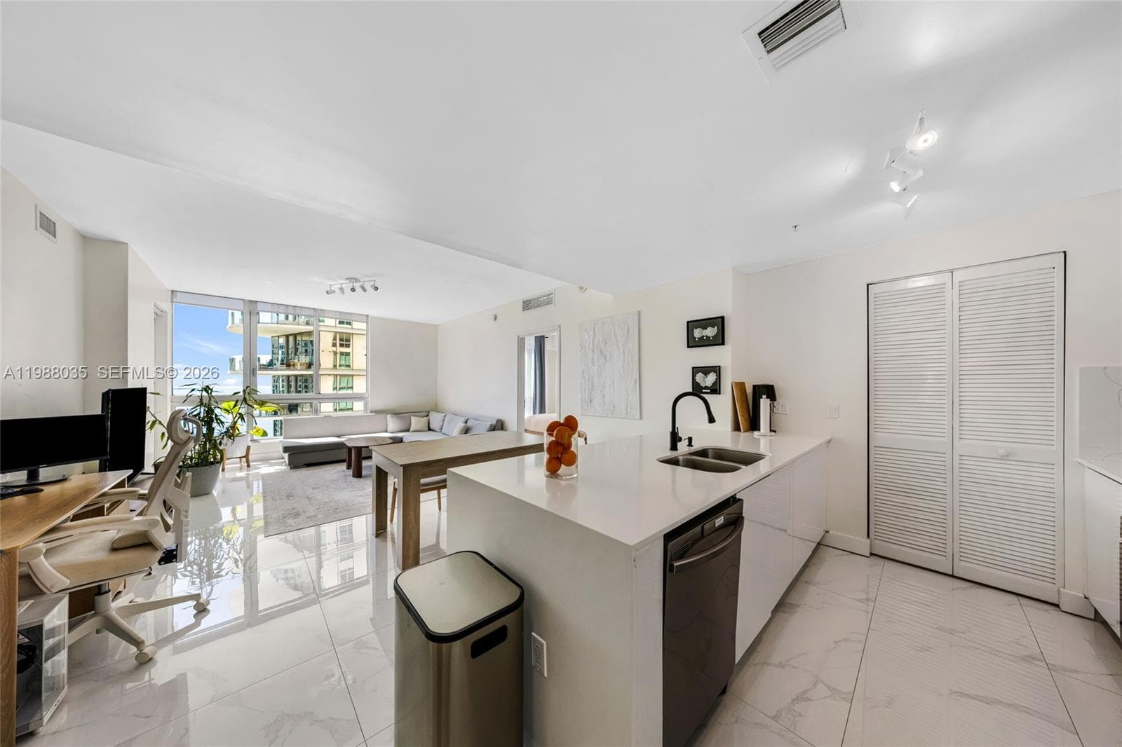 300 S Biscayne Blvd # 2806, Miami FL 33131 — 7