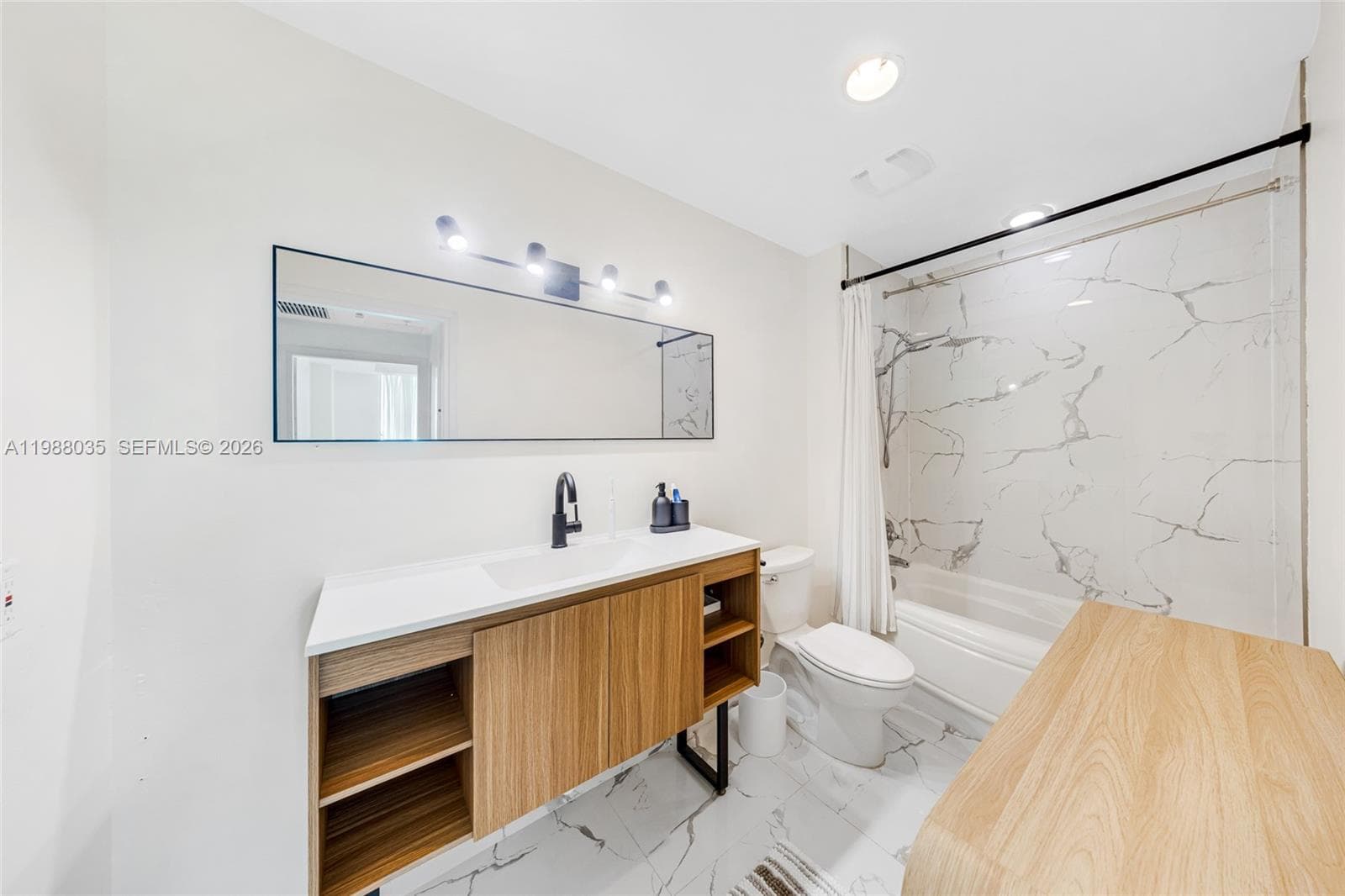 300 S Biscayne Blvd # 2806, Miami FL 33131 — 20