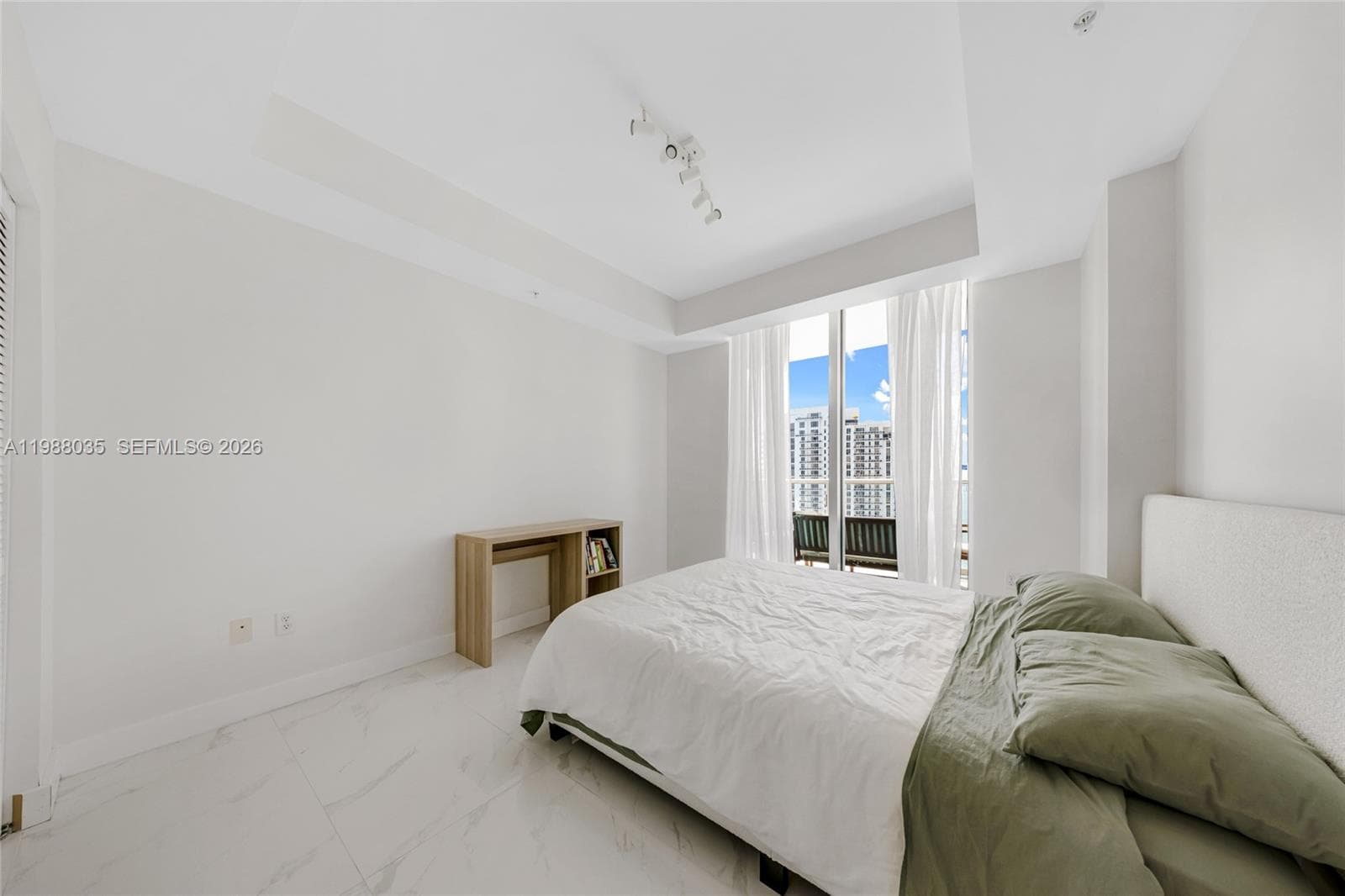300 S Biscayne Blvd # 2806, Miami FL 33131 — 18