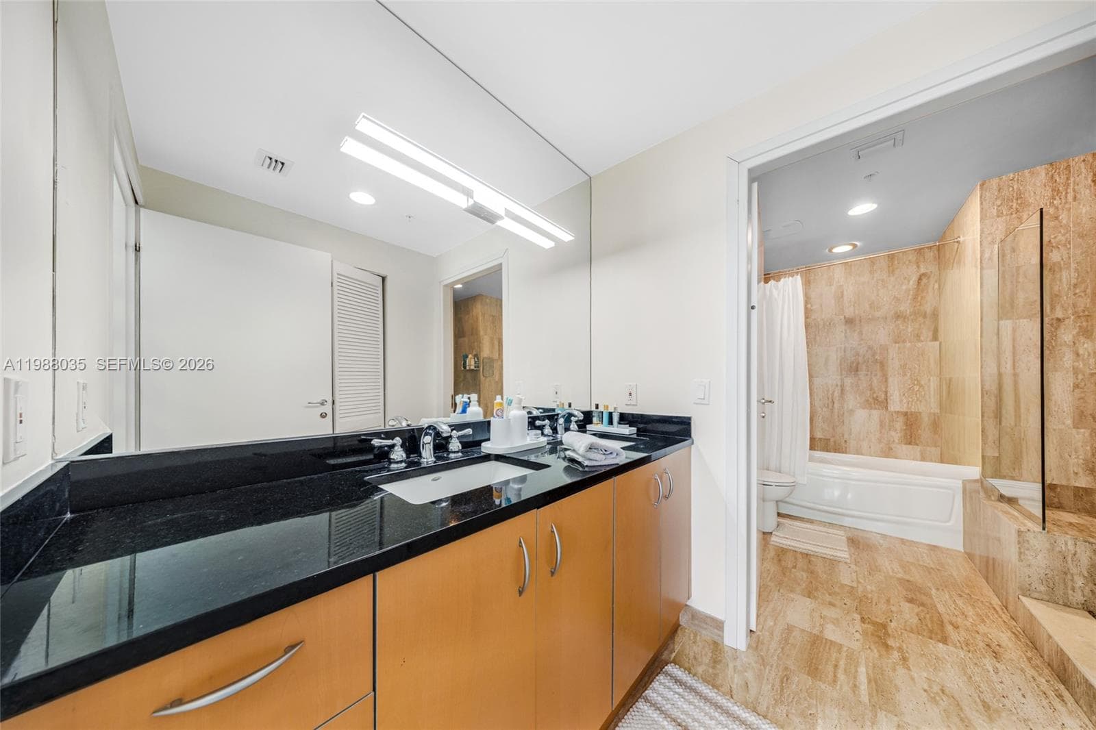 300 S Biscayne Blvd # 2806, Miami FL 33131 — 15