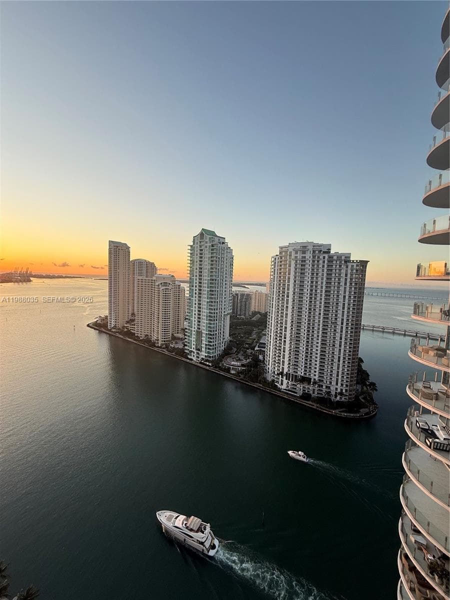 300 S Biscayne Blvd # 2806, Miami FL 33131 — 25