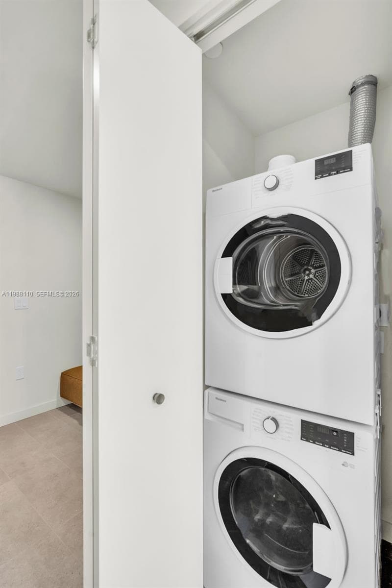 121 NE 5th St # 902, Miami FL 33132 — 23