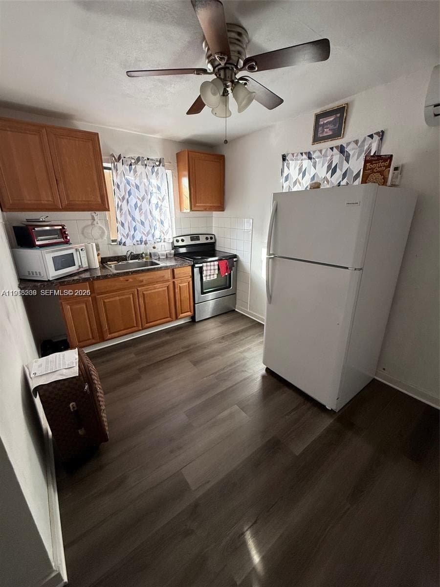 551-553 NE 133rd St, North Miami FL 33161 — 5