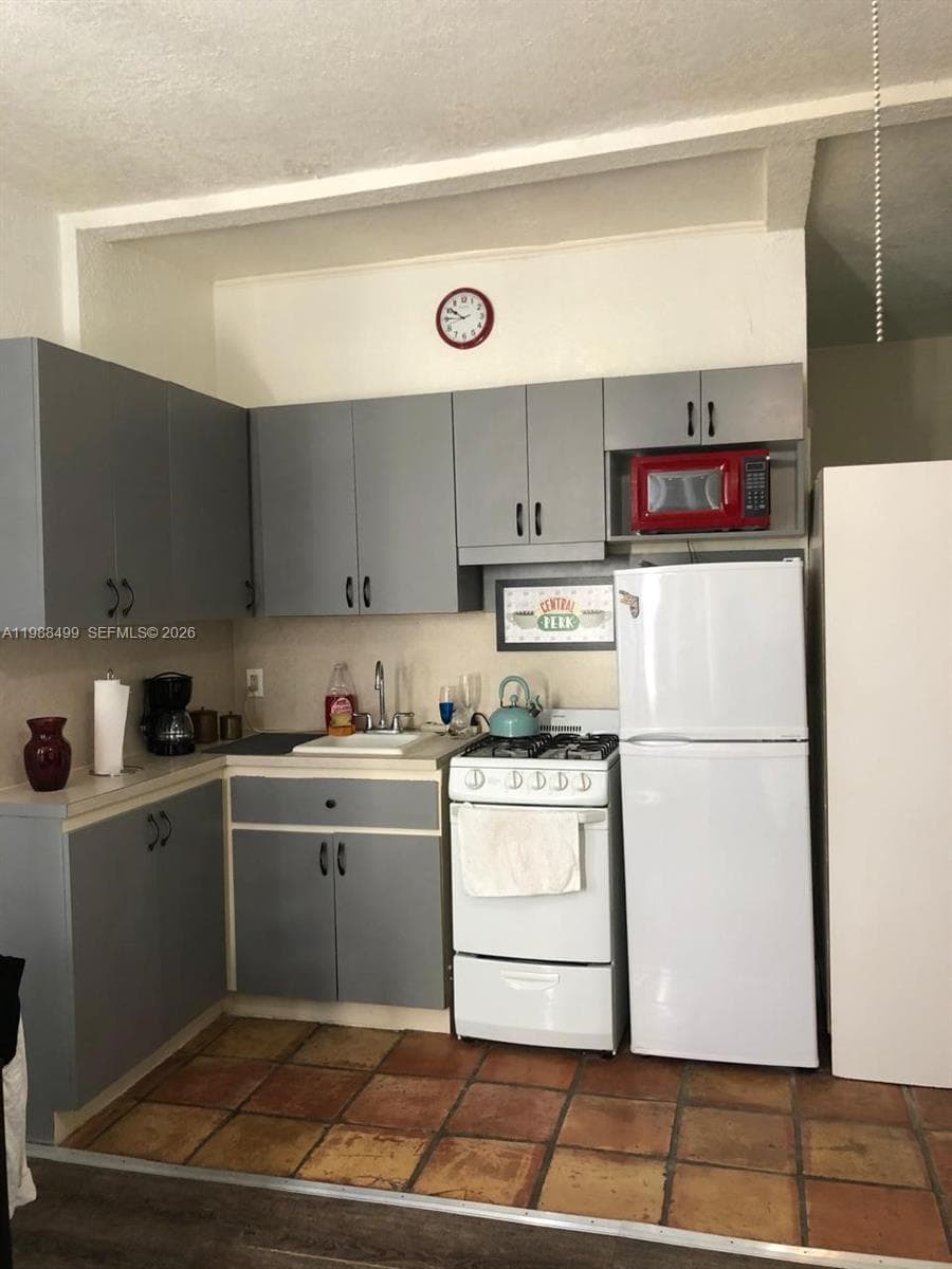 3710 Collins Ave # 310, Miami Beach FL 33140 — 3