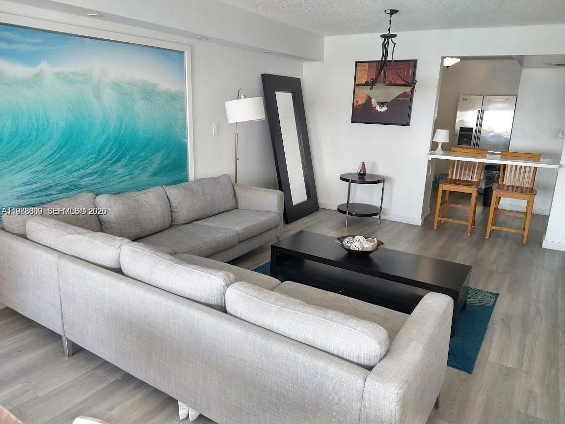 6039 Collins Ave # 1710, Miami Beach FL 33140 — 7