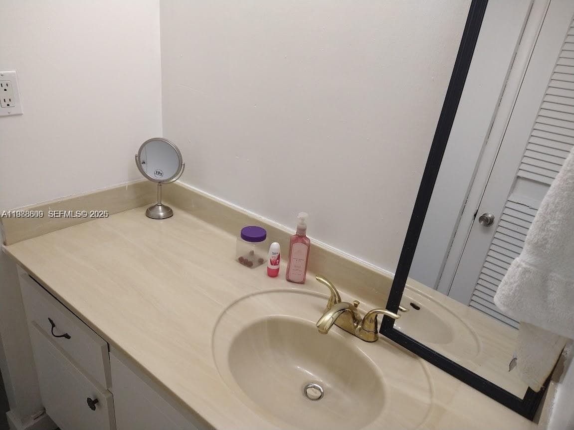 6039 Collins Ave # 1710, Miami Beach FL 33140 — 11