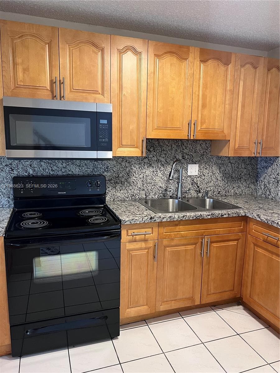 2750 W 76th St # 208, Hialeah FL 33016 — 3
