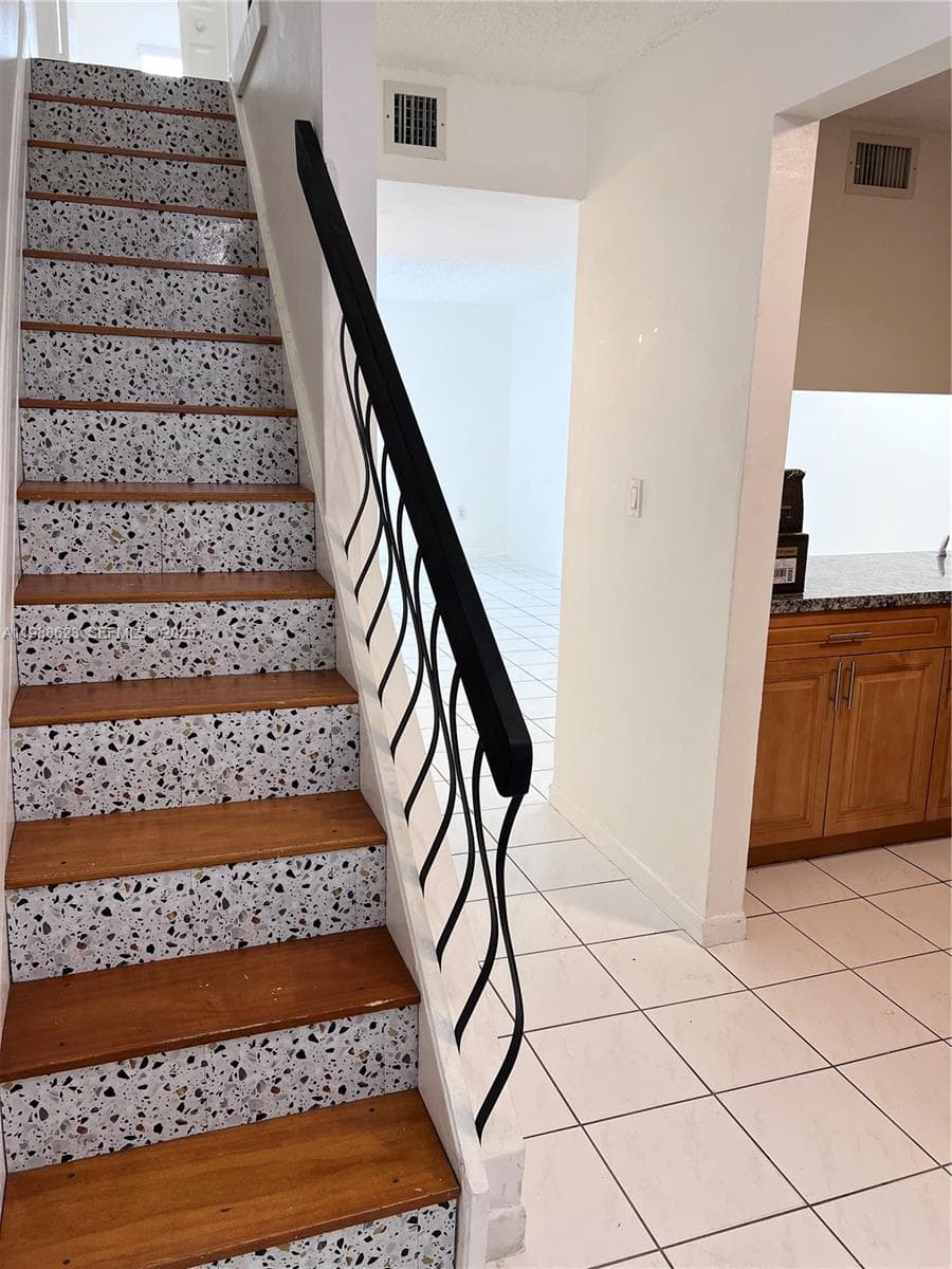 2750 W 76th St # 208, Hialeah FL 33016 — 1