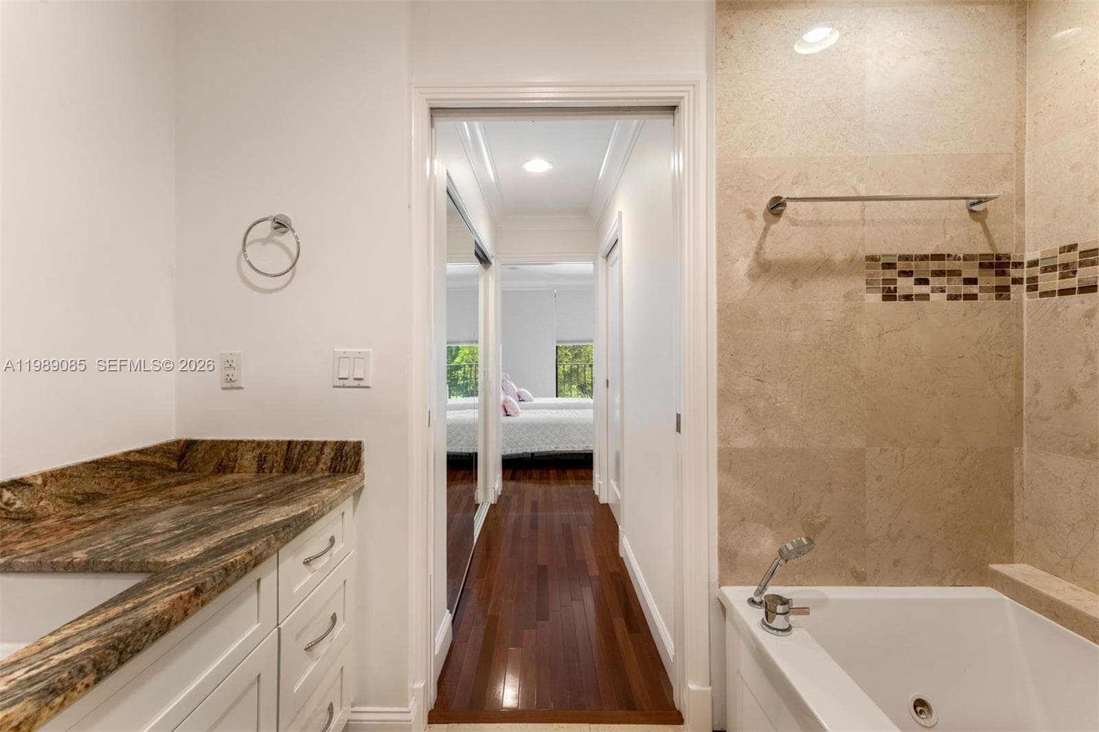 1566 NE Quayside Ter # D14, Miami FL 33138 — 14