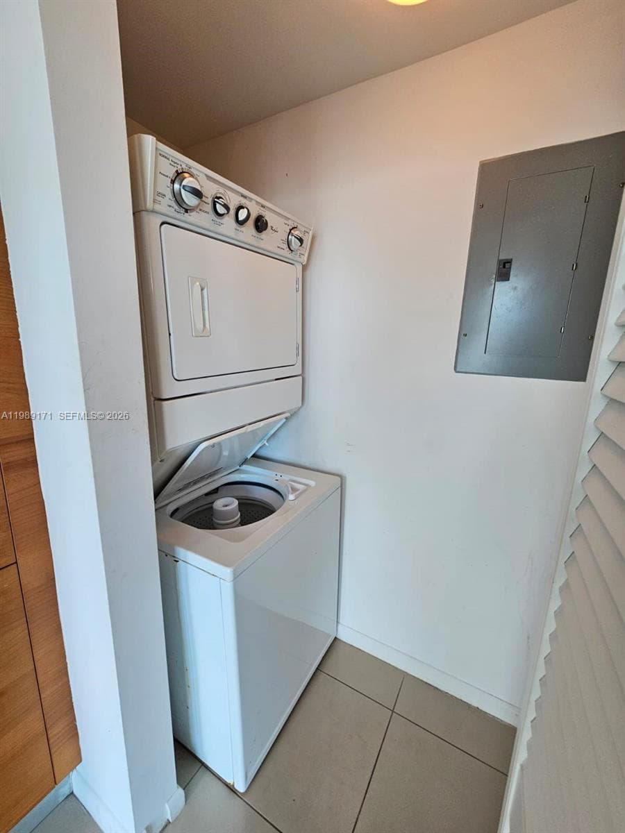 244 Biscayne Blvd # 3707, Miami FL 33132 — 16