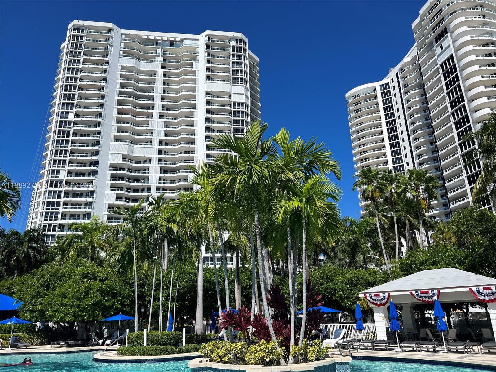 21050 Point Pl # 702, Aventura FL 33180 — 33