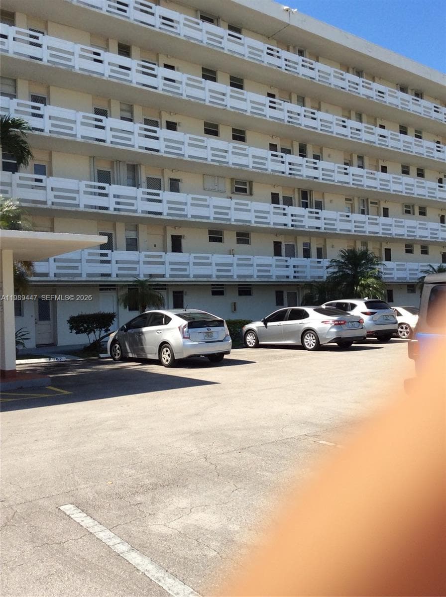 3000 Marcos Dr # P304, Aventura FL 33160 — 1