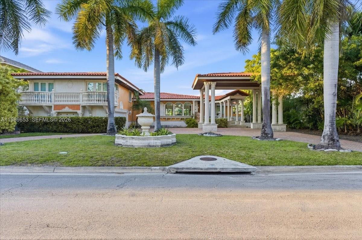 1249 Biscaya Dr, Surfside FL 33154 — 81