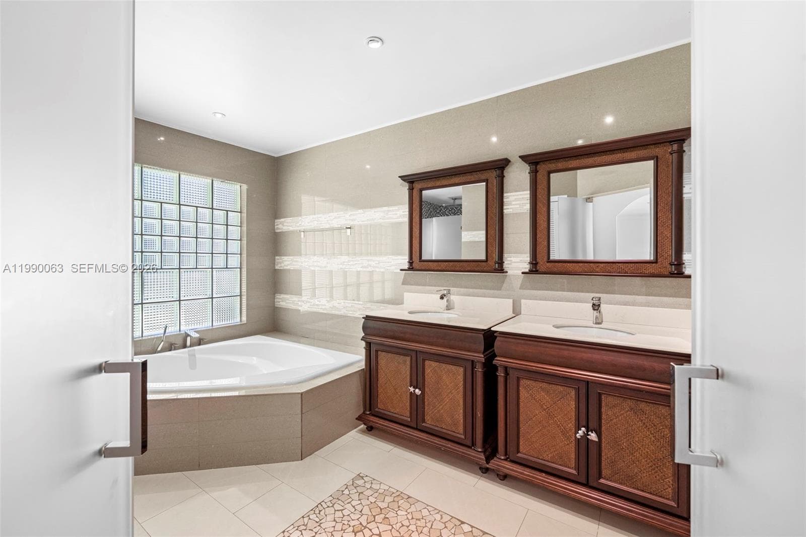 6601 Chapman Field Dr, Pinecrest FL 33156 — 24
