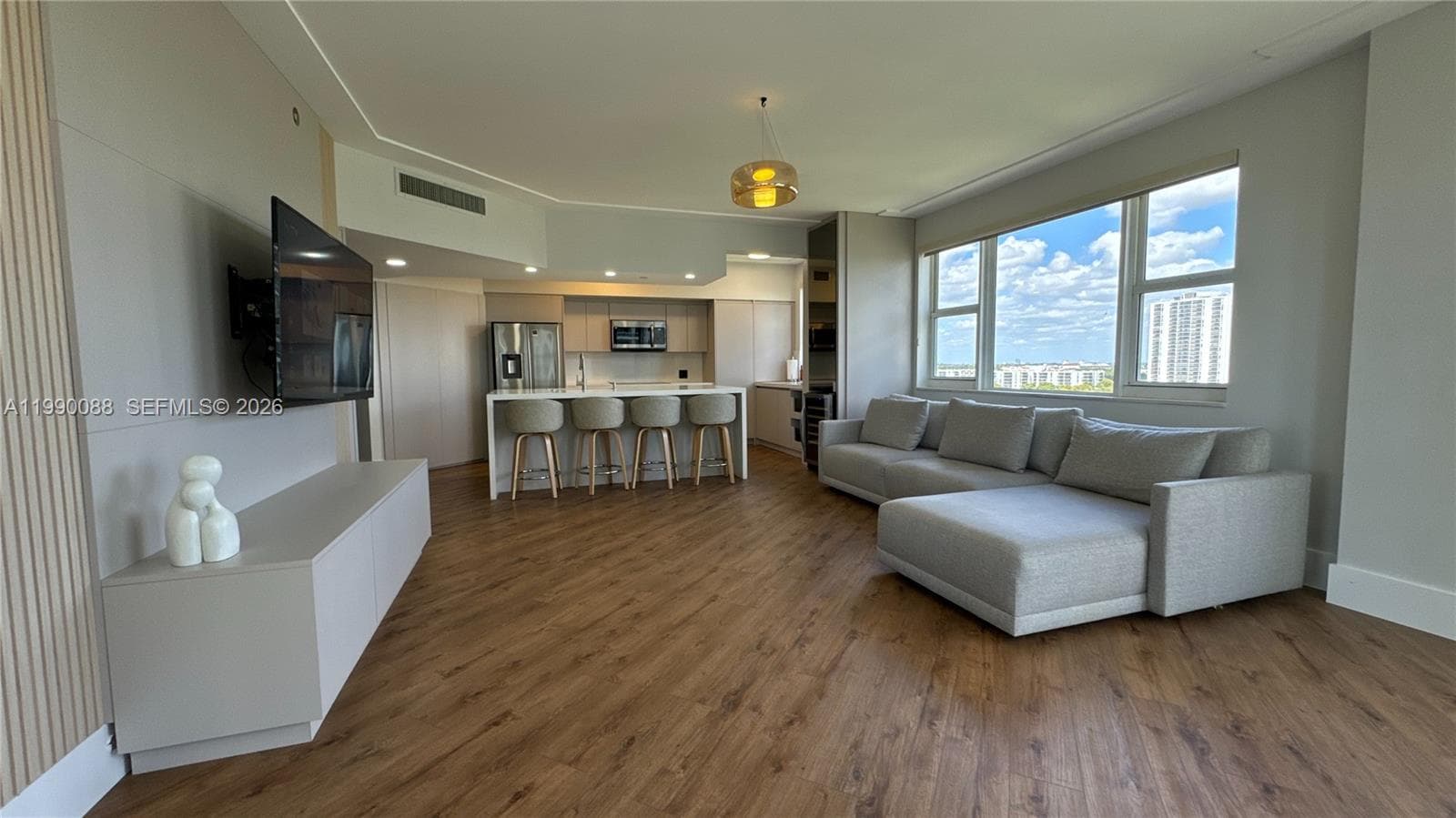 20000 E Country Club Dr # 1016, Aventura FL 33180 — 1