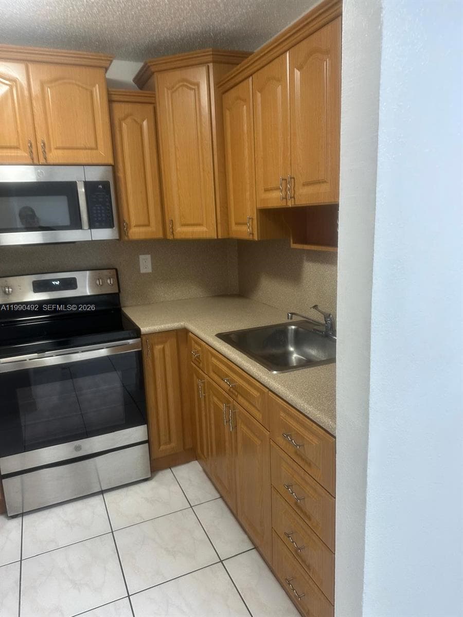 2565 W 56th St # 209, Hialeah FL 33016 — 3