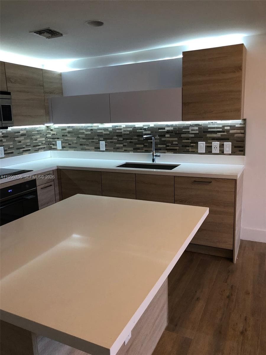 16385 Biscayne Blvd # 518, North Miami Beach FL 33160 — 32