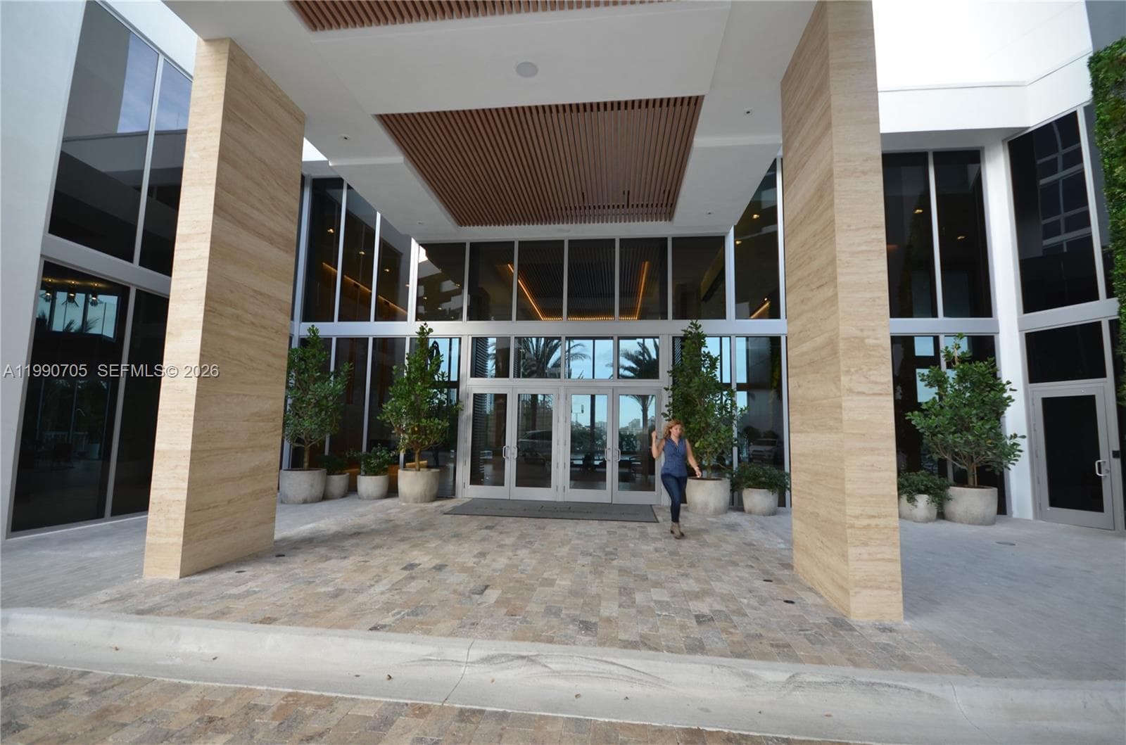 16385 Biscayne Blvd # 518, North Miami Beach FL 33160 — 1