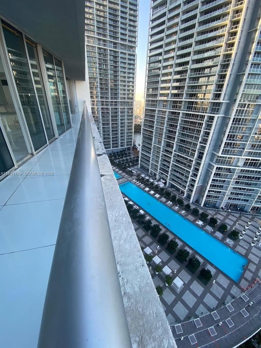 495 Brickell Ave # 2902, Miami FL 33131 — 17