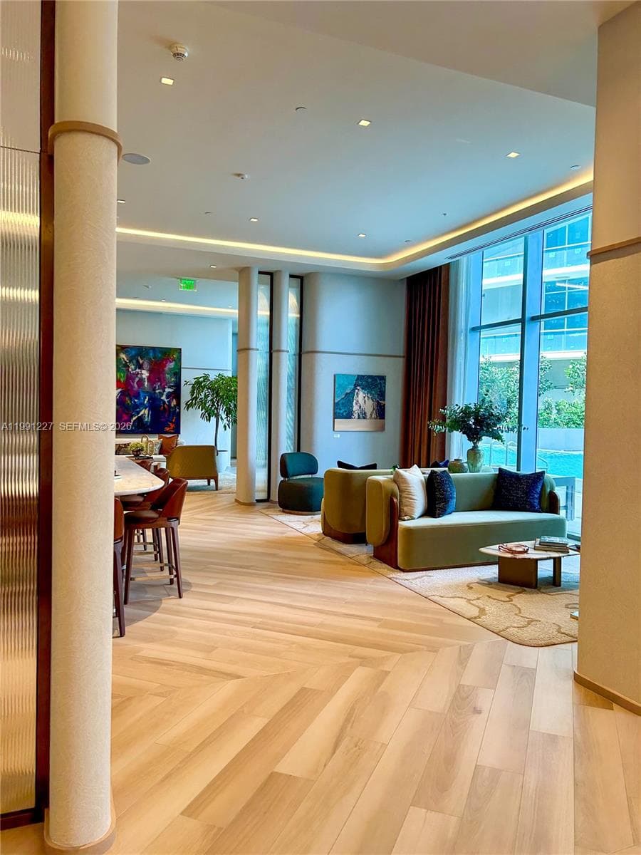 77 SE 5TH ST. # 3614, Miami FL 33131 — 35