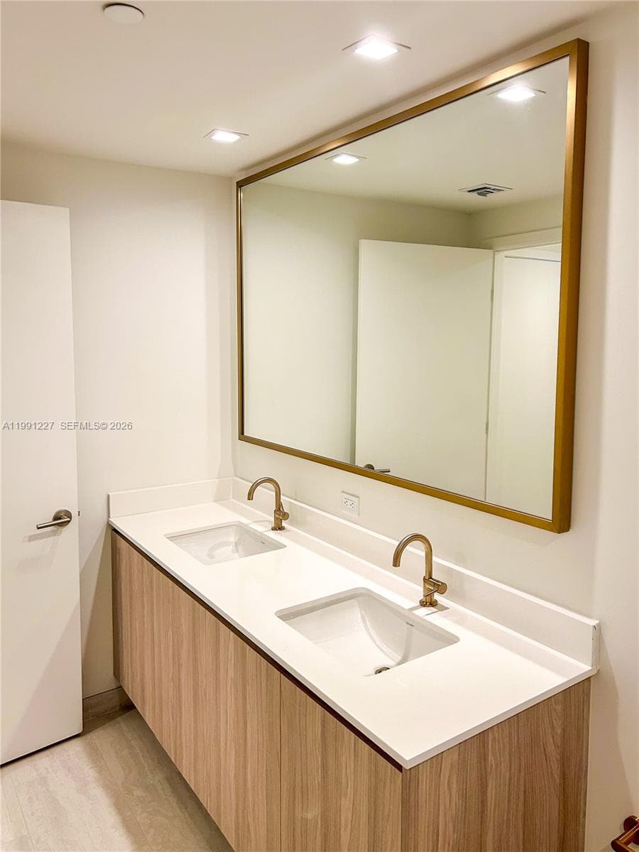 77 SE 5TH ST. # 3614, Miami FL 33131 — 8
