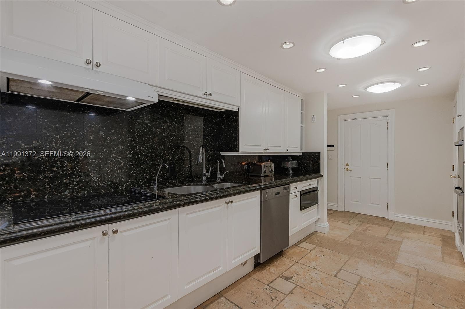 600 Grapetree Dr, Key Biscayne FL 33149 — 10