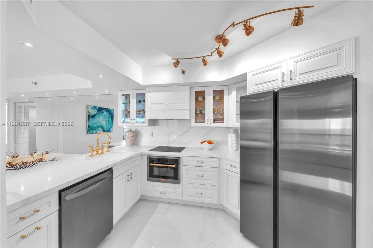 6767 Collins Ave # 1110, Miami Beach FL 33141 — 12