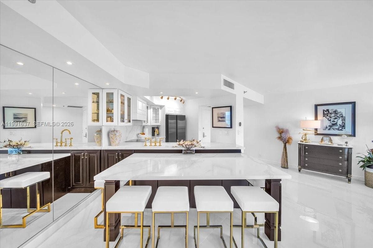 6767 Collins Ave # 1110, Miami Beach FL 33141 — 11