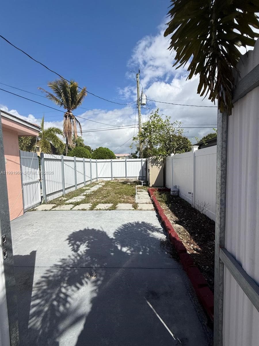 625 E 8th Ln, Hialeah FL 33010 — 27