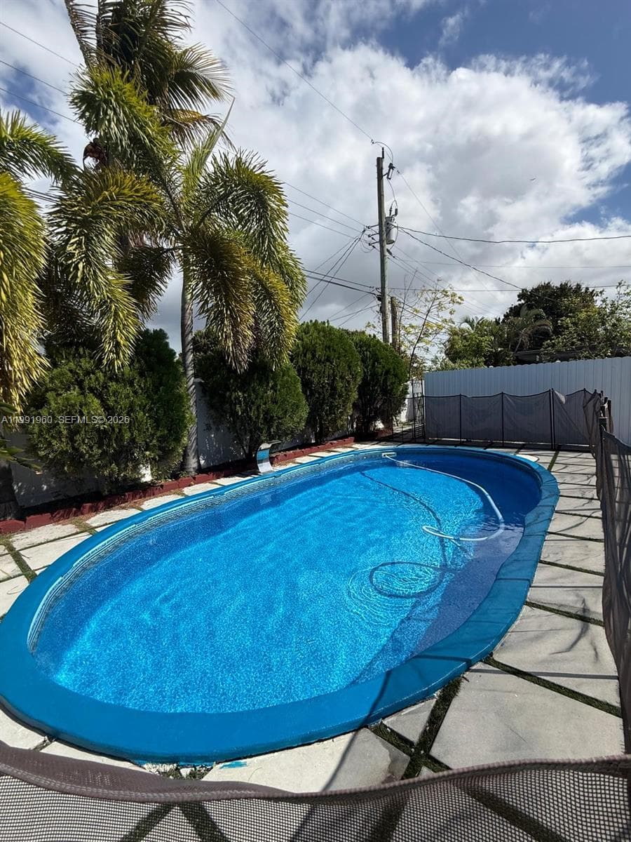 625 E 8th Ln, Hialeah FL 33010 — 56