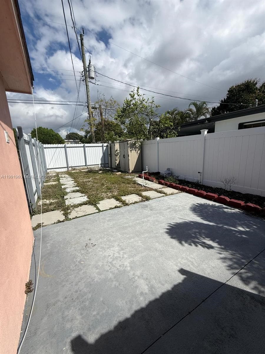 625 E 8th Ln, Hialeah FL 33010 — 36