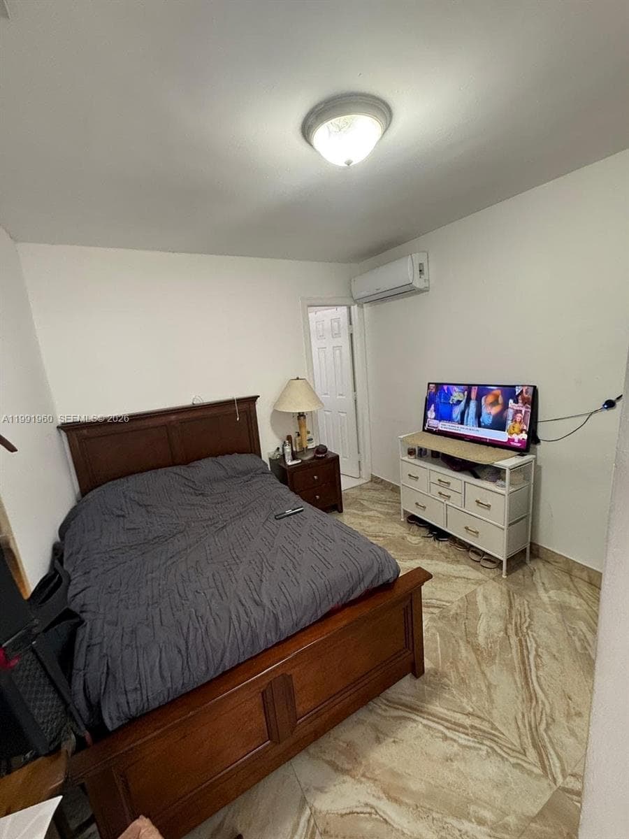 625 E 8th Ln, Hialeah FL 33010 — 33