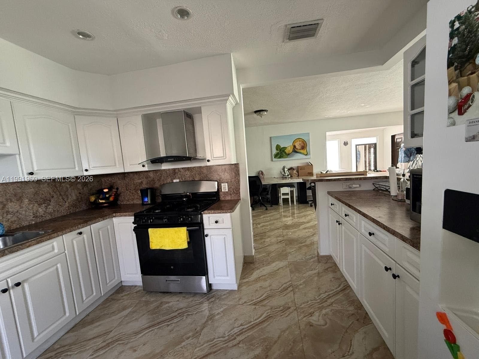 625 E 8th Ln, Hialeah FL 33010 — 51