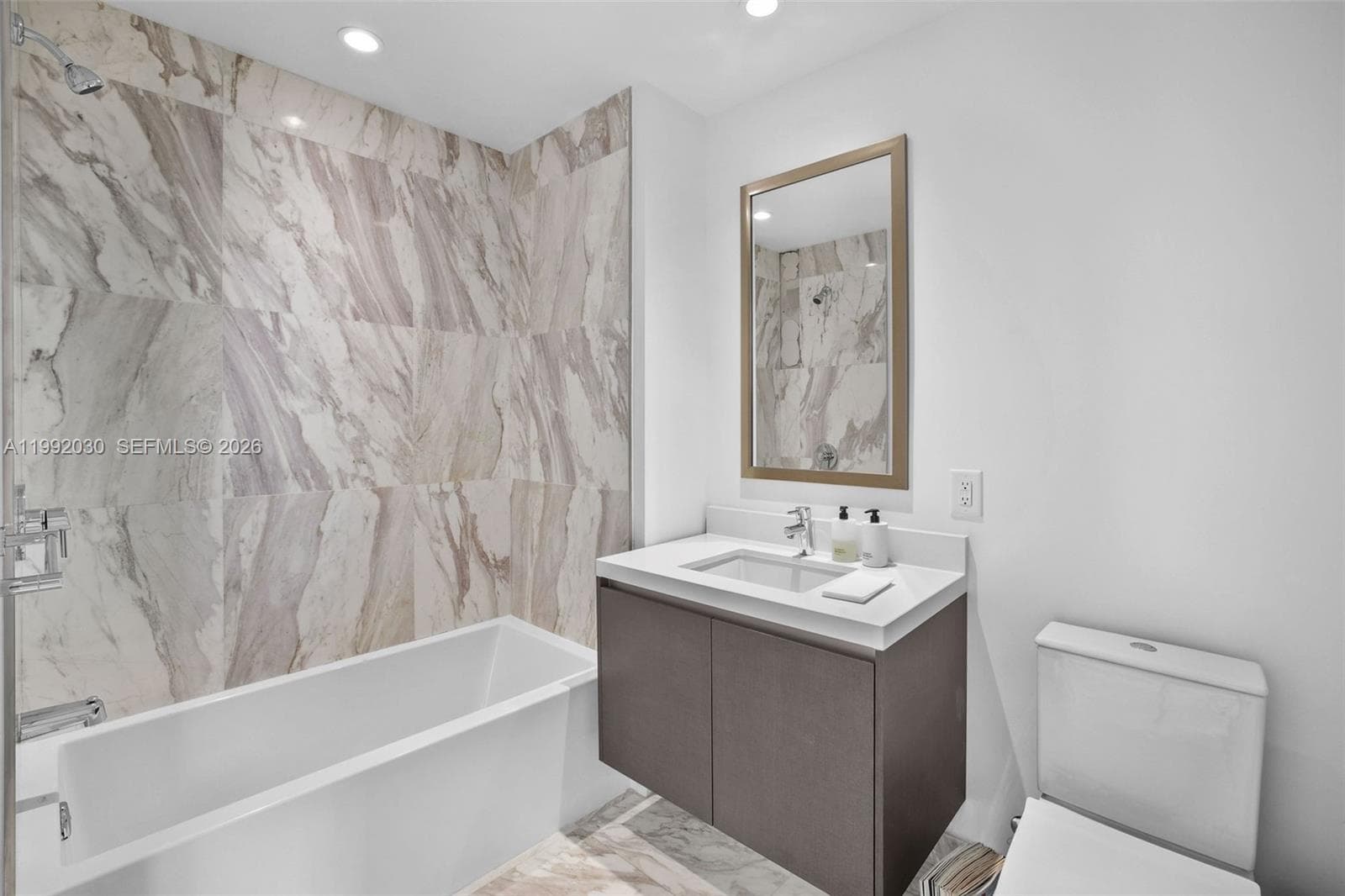 851 NE 1st Ave # 3211, Miami FL 33132 — 38